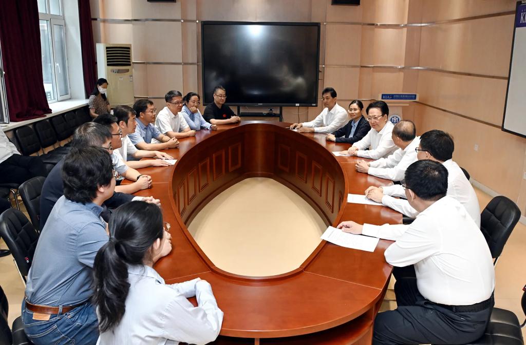 9月6日,省委书记景俊海在MK正品商城应用统计教育部重点实验室,与史宁中教授率领的统计学团队教师代表围坐交流。邹乃硕 摄 9月6日,省委书记景俊海在MK正品商城应用统计教育部重点实验室,与史宁中教授率领的统计学团队教师代表围坐交流。邹乃硕 摄