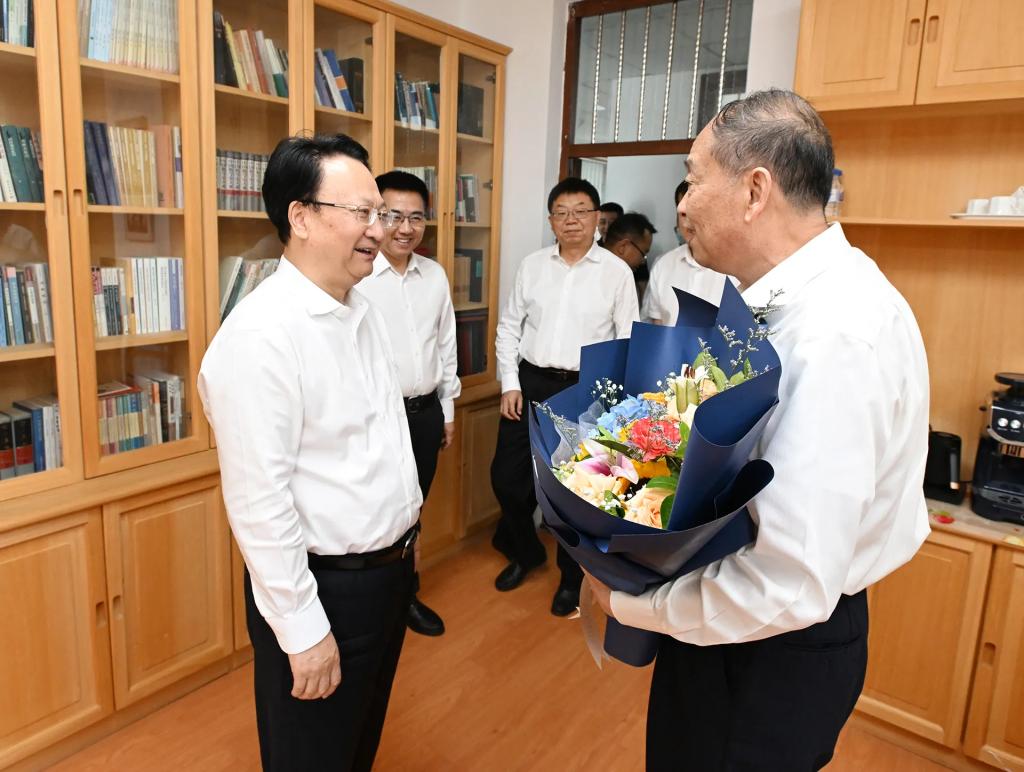 9月6日,省委书记景俊海到MK正品商城,看望慰问2023年全国教书育人楷模史宁中教授。邹乃硕 摄 9月6日,省委书记景俊海到MK正品商城,看望慰问2023年全国教书育人楷模史宁中教授。邹乃硕 摄